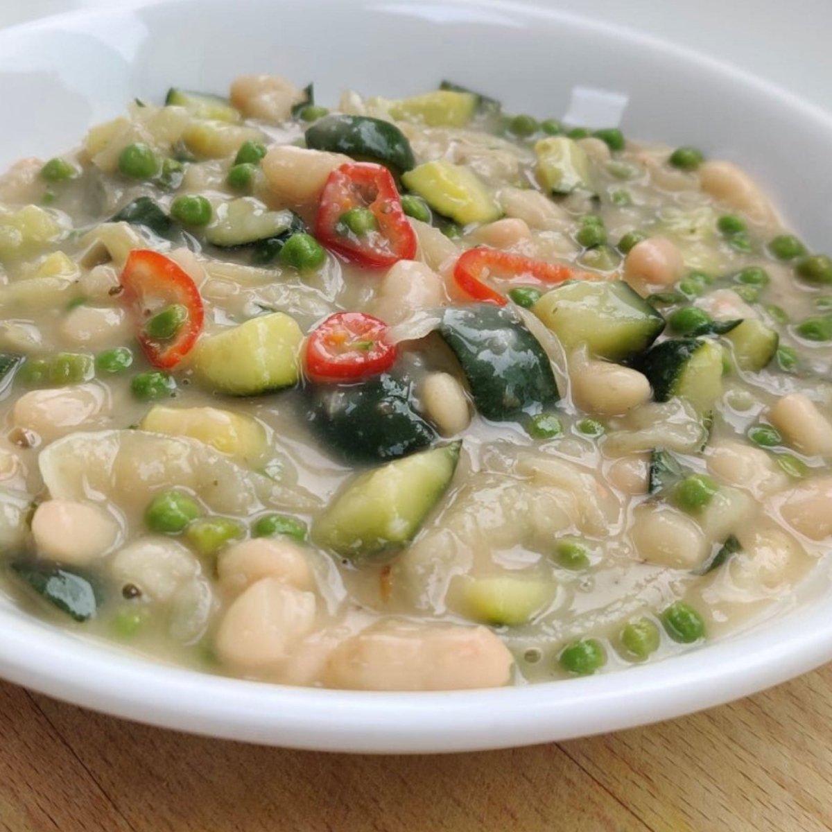 Oshomo Cannellini Bean, Pea and Courgette Casserole - Oshomo